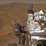 Марсоход на поверхности Марса, исследует красную планету.