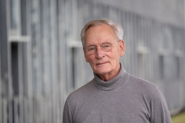 Изображение может содержать: лицо, голова, человек, фотография, портрет, пожилой человек, взрослый, счастливая улыбка, аксессуары и очки.