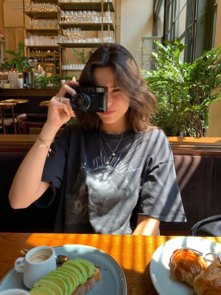 Fashion-промпты для Midjourney и Nano Banana Pro, которые превращают тебя в героя журнала. Просто скопируй промпт, сделай селфи и сгенерируй шедевр.