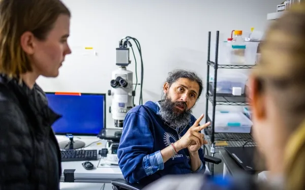 Ману Пракаш беседует со студентами.