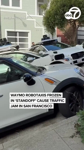 Боты сражаются 1 Пробка в Сан-Франциско из-за остановки роботакси Waymo.