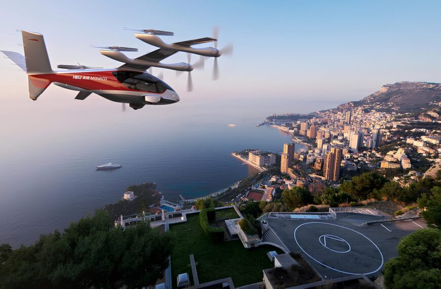 Электрический воздушный транспорт летит над побережьем города с видом на море и яхту.