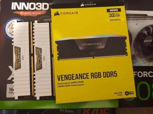 Corsair Vengeance RGB DDR5 32GB 6000MHz, упаковка и модули памяти для компьютера.