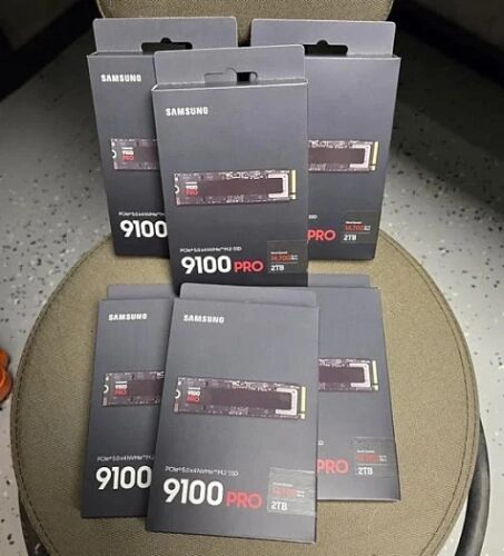 Упаковки SSD Samsung 9100 PRO 2TB на стуле.