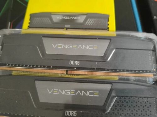 Модули оперативной памяти Vengeance DDR5 в упаковке, вид сверху.