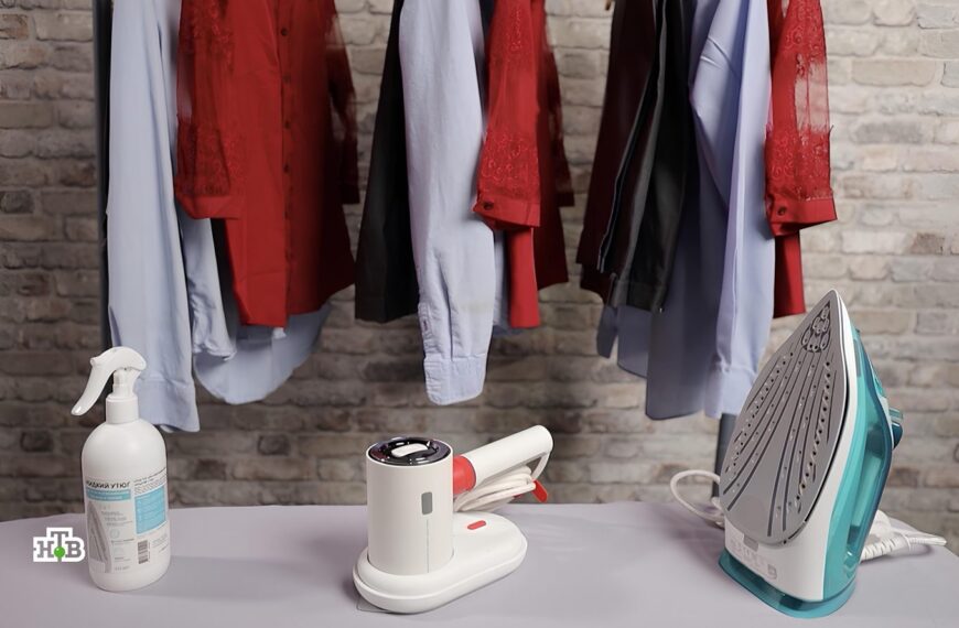 Рубашки на вешалке, утюг, отпариватель и спрей на фоне кирпичной стены.