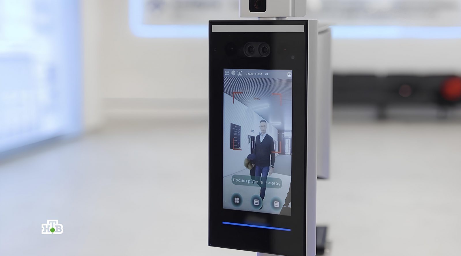 Анонс программы «Чудо техники» на 21 декабря 2025 1 Сканер распознавания личности с экраном и камерой в офисном помещении.