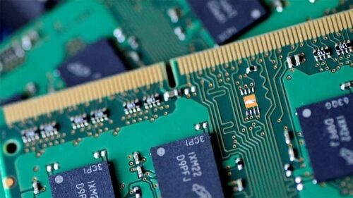 Крупный план микросхем оперативной памяти на печатной плате.