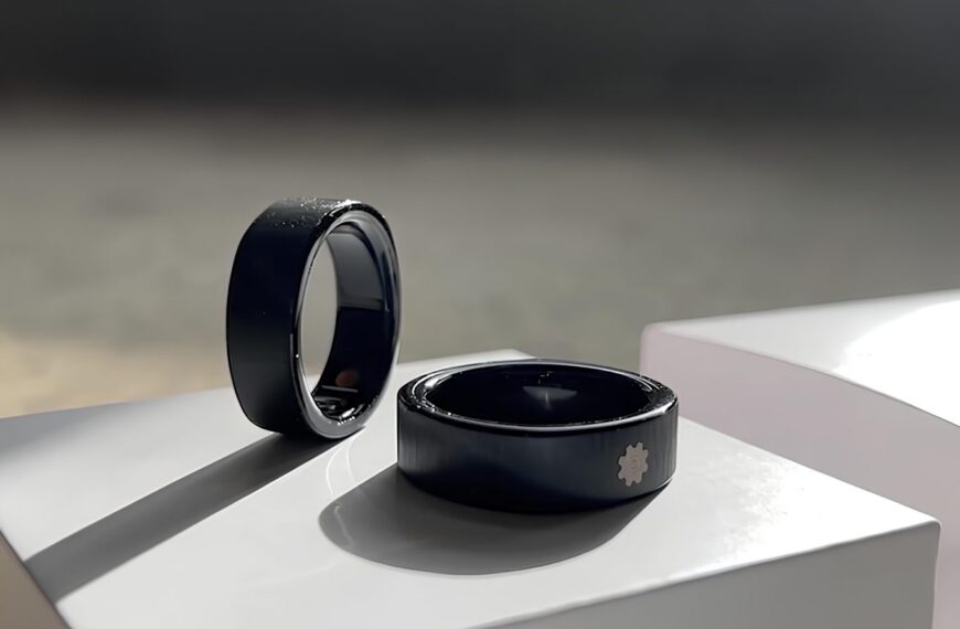 Чёрные кольца на белой поверхности, обручальные аксессуары, минималистичный дизайн.