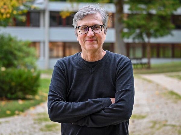 Седовласый мужчина в очках.