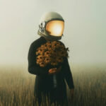 Астронавт в поле с букетом цветов под пасмурным небом.