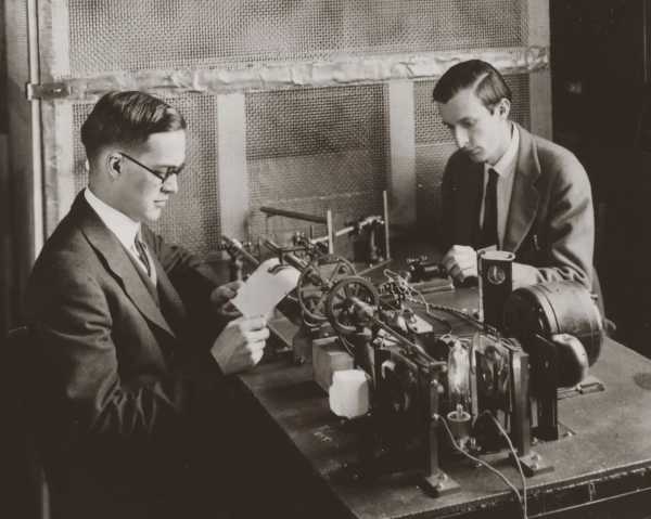 двое мужчин за столом с машиной