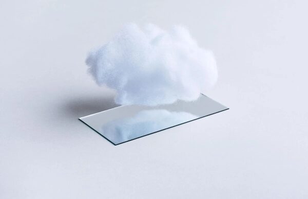 Облако над зеркалом, отражение на сером фоне. Минималистичный стиль.