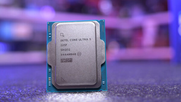 Процессор Intel Core Ultra 5 на сером фоне, вид спереди.