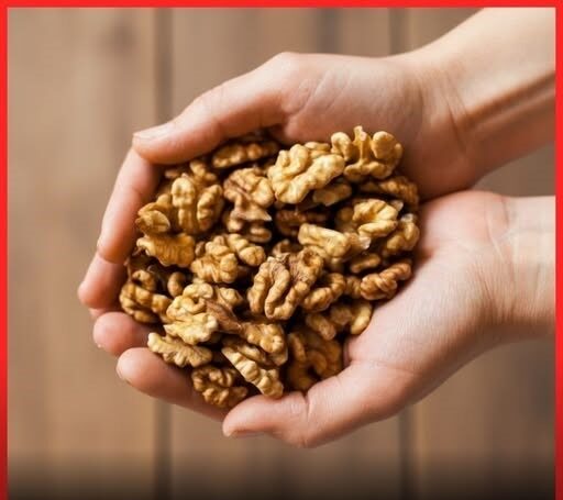 Грецкие орехи в руках на деревянном фоне, здоровое питание, органические продукты.