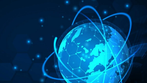 Голубой цифровой глобус с линиями и шестигранниками на темном фоне.