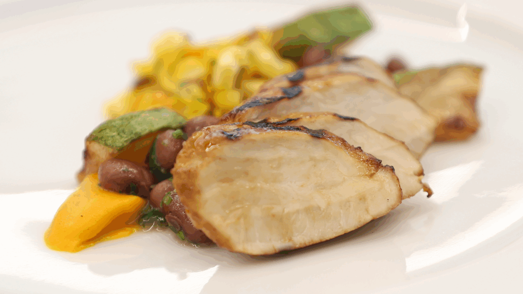 на тарелке приготовлено блюдо из курицы, выращенной в лабораторных условиях, с овощами