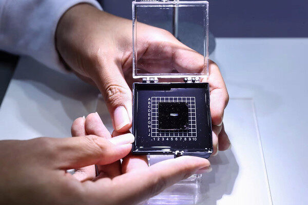 Чип в руках человека, микросхема в коробке, технология, инновации, электроника.