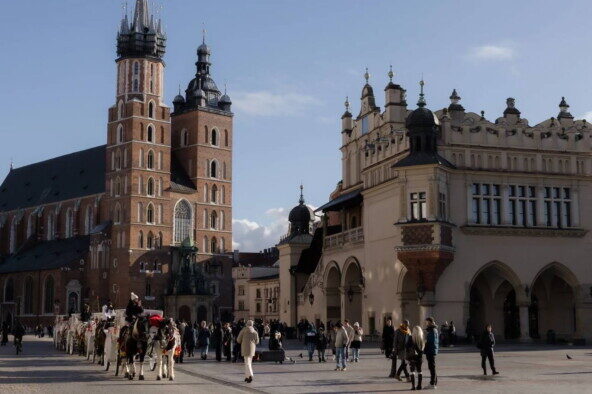 Краков, Рыночная площадь, люди гуляют возле Мариацкого костёла и Сукениц.