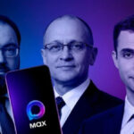 Три человека в деловых костюмах, держат устройство с логотипом MQX на фоне градиента.