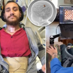 Человек управляет компьютером с помощью интерфейса мозг-компьютер, играя в шахматы.