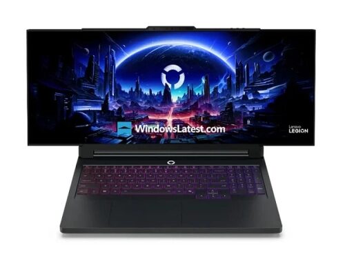 Игровой ноутбук Lenovo Legion с фантастическим городским пейзажем на экране.