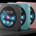 Три цветных портативных музыкальных плеера на черном фоне, экран с элементами управления музыкой.