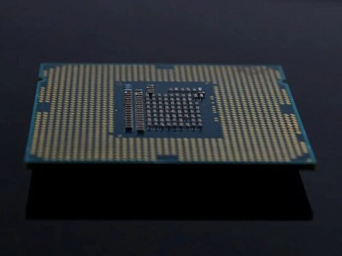 Компьютерный процессор на чёрном фоне, вид снизу с контактами.