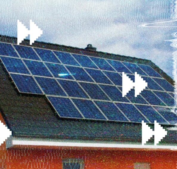 Солнечные панели на крыше дома, обновляемая энергия.