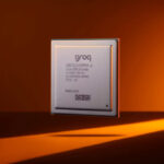 Процессор Groq на оранжевом фоне, полупроводниковая технология, высокопроизводительный чип.