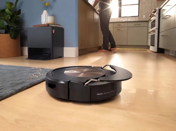 Робот-пылесос iRobot убирает кухню, солнечный свет, современные интерьеры.