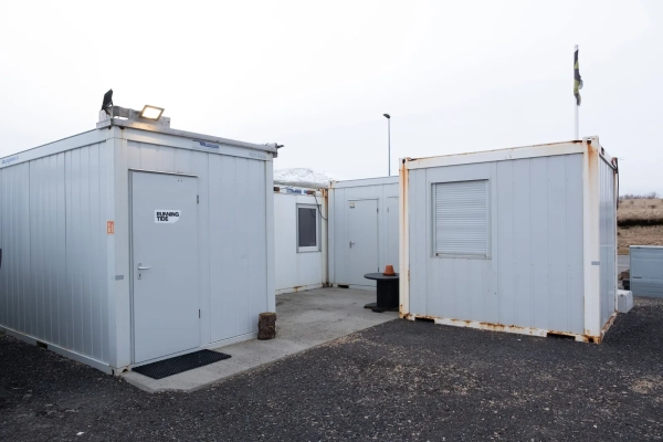 Изображение может содержать пол.