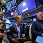 Трейдеры обсуждают котировки на фондовой бирже. мониторы, графики, сделки.