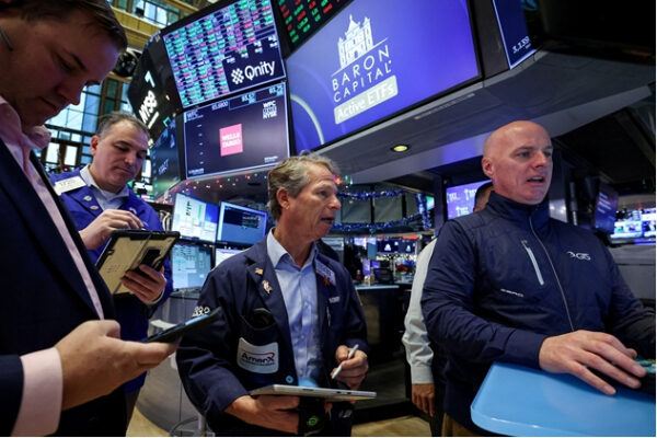 Трейдеры обсуждают котировки на фондовой бирже. мониторы, графики, сделки.