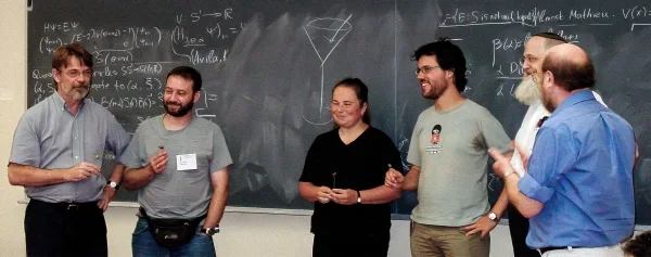 Доказательство «Десяти мартини» использует теорию чисел для объяснения квантовых фракталов. 8 Группа математиков стоит в классе, держа в руках палочки для размешивания мартини.