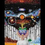 Психоделическая иллюстрация с открытым разумом и космосом над головой человека.