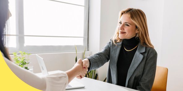 Две женщины пожимают руки в офисе, сотрудничество, деловое общение.