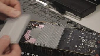 Два процессорных кулера весьма эффективно охлаждают ASUS Dual GeForce RTX 2060