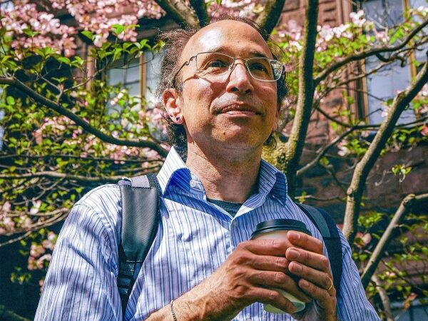 На изображении может быть изображена кружка и одноразовая кружка для пожилых людей, принадлежащие Даниэлю Спилмену.