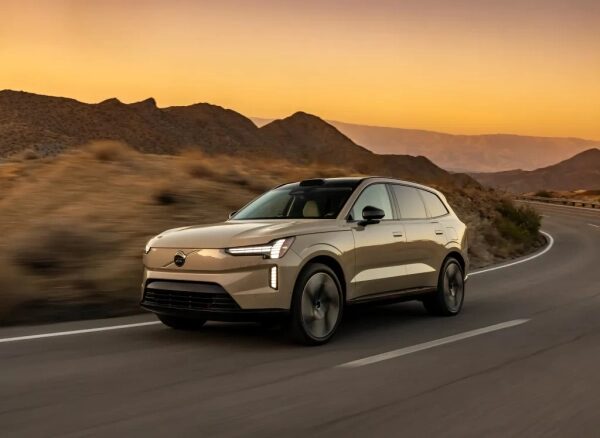 Электромобиль на дороге в пустыне, закат, современные технологии, экологичный транспорт.