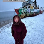 Заброшенный корабль с граффити на заснеженном берегу, табличка «Лексический взрыв».