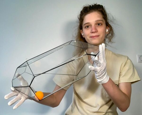 На изображении могут быть одежда, перчатки, рукава, люди, наушники и электроника.