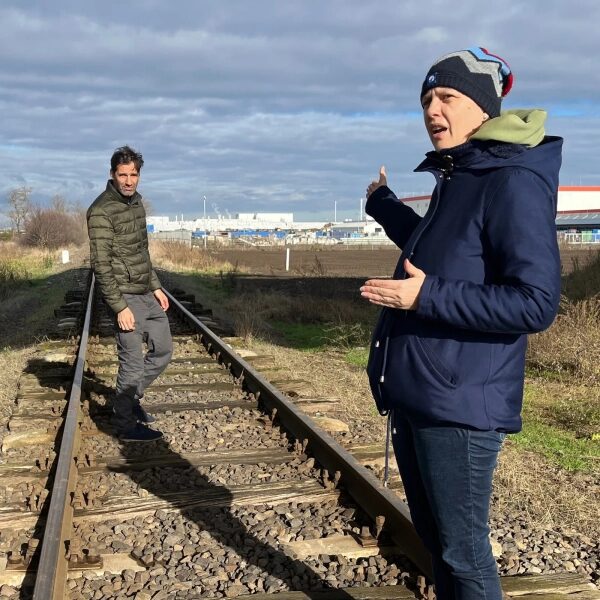 Экологические издержки и последствия для прав человека инвестиций Китая в чистую энергетику за рубежом. 11 Местные власти закрыли региональную железнодорожную линию, поскольку она проходила через район, где располагался китайский гигант по производству аккумуляторов CATL...