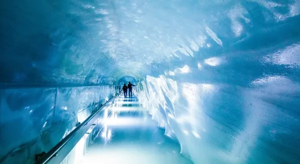 Почему лед скользкий? В чате появилась новая гипотеза. 2 Длинный туннель, уходящий вдаль внутри глыбы льда.