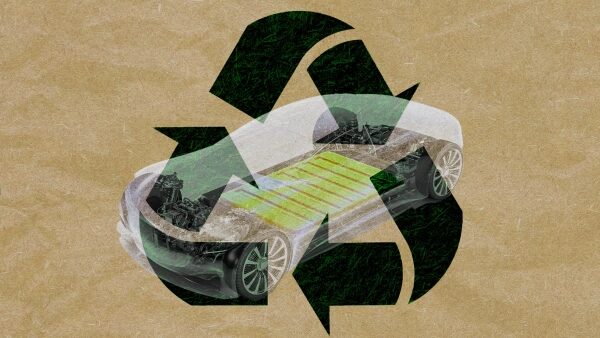 Электромобиль с символом переработки на фоне, концепция экологичности транспорта.