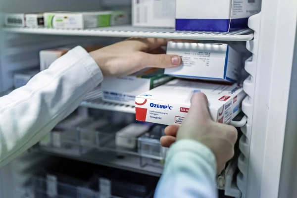 Обязательное указание источника: Фото Уте Грабовски/imageBROKER/Shutterstock (13880334oy) Упаковка Оземпика, противодиабетического препарата для контроля веса, сфотографирована в аптеке в Ниски, 13.04.2023, Ниски, Германия. Различные 23aecabfaa