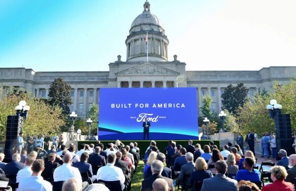 Событие Ford перед зданием Капитолия: выступление на открытом воздухе.