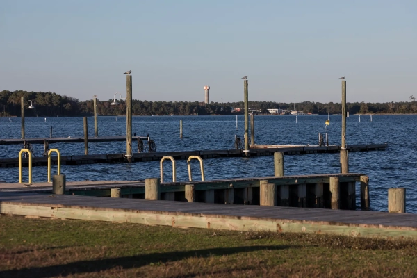 Водонапорная башня в Кэмп-Лежене расположена на другом берегу реки Нью-Ривер, напротив лодочной пристани.