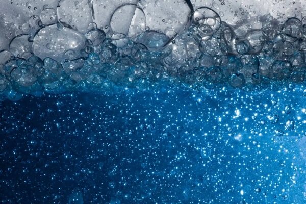 Пузырьки в воде на синем фоне, создающие эффект текстуры.