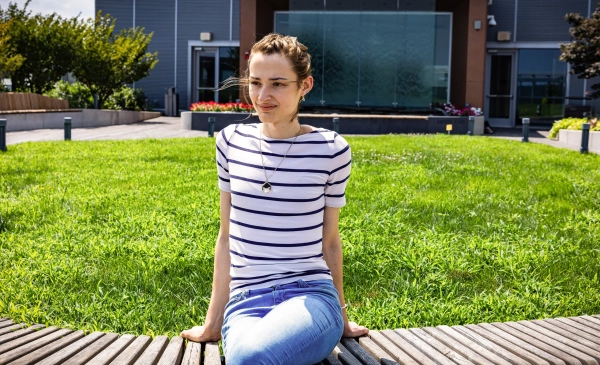 В 17 лет Ханна Каиро разгадала важную математическую загадку. 6 Женщина сидит на скамейке перед травой.